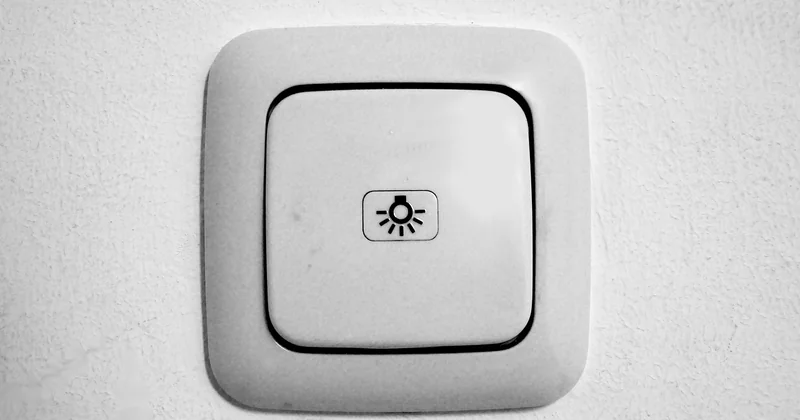 Hauteur interrupteur sol fini : l'erreur de mesure qui gâche tout