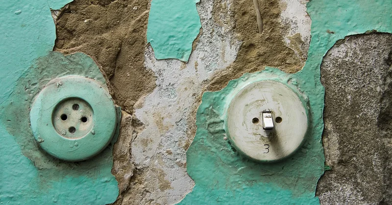 Quelle est la hauteur de prise de courant électrique selon la norme NF C 15-100 ?