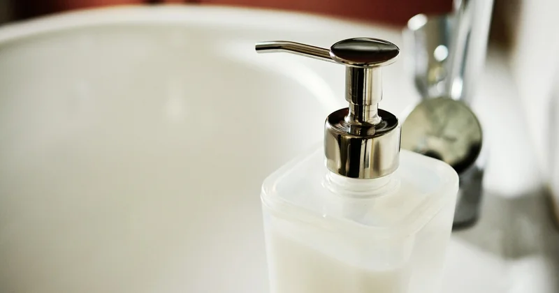 Pourquoi des vers fins apparaissent-ils dans vos toilettes ?