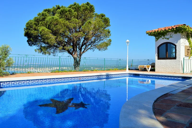 Quel système de couverture pour votre piscine intérieure extérieure maison ?